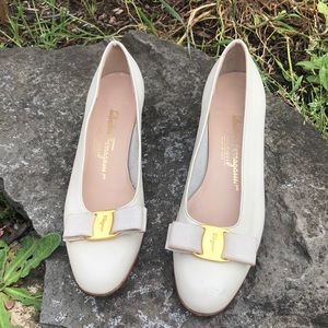 Salvatore FERRAGAMO boutique vintage VARA bow pumps in a creamy white leather